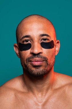 Orta yaşlı Latin yakışıklı bir adamın güzel portresi. 