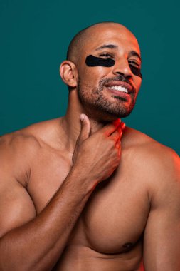 Orta yaşlı Latin yakışıklı bir adamın güzel portresi. 