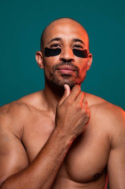 Orta yaşlı Latin yakışıklı bir adamın güzel portresi. 