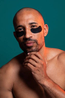 Orta yaşlı Latin yakışıklı bir adamın güzel portresi. 