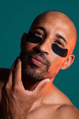 Orta yaşlı Latin yakışıklı bir adamın güzel portresi. 