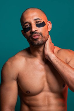 Orta yaşlı Latin yakışıklı bir adamın güzel portresi. 