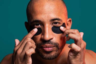 Orta yaşlı Latin yakışıklı bir adamın güzel portresi. 