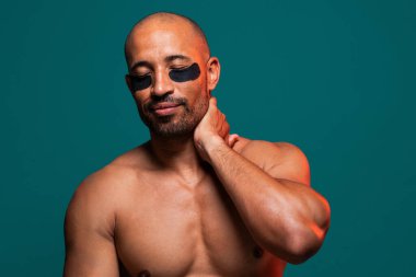 Orta yaşlı Latin yakışıklı bir adamın güzel portresi. 