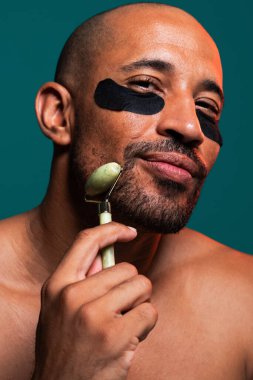 Orta yaşlı Latin yakışıklı bir adamın güzel portresi. 