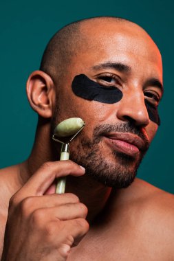 Orta yaşlı Latin yakışıklı bir adamın güzel portresi. 