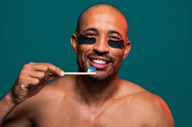 Orta yaşlı Latin yakışıklı bir adamın güzel portresi. 