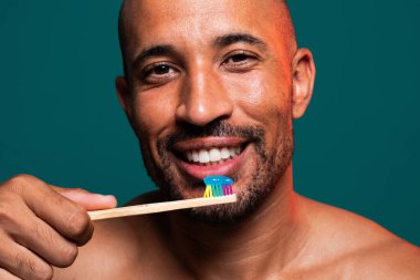 Orta yaşlı Latin yakışıklı bir adamın güzel portresi. 