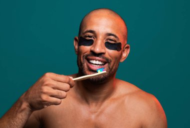 Orta yaşlı Latin yakışıklı bir adamın güzel portresi. 