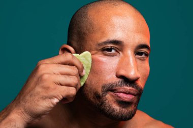 Orta yaşlı Latin yakışıklı bir adamın güzel portresi. 