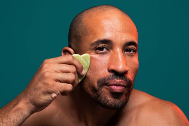 Orta yaşlı Latin yakışıklı bir adamın güzel portresi. 