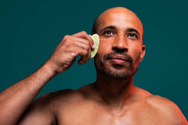 Orta yaşlı Latin yakışıklı bir adamın güzel portresi. 