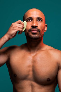 Orta yaşlı Latin yakışıklı bir adamın güzel portresi. 