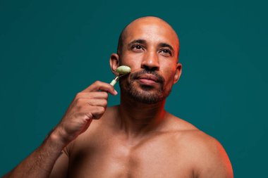 Orta yaşlı Latin yakışıklı bir adamın güzel portresi. 