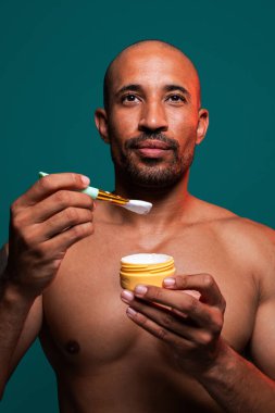 Orta yaşlı Latin yakışıklı bir adamın güzel portresi. 