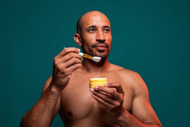 Orta yaşlı Latin yakışıklı bir adamın güzel portresi. 