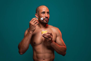 Orta yaşlı Latin yakışıklı bir adamın güzel portresi. 