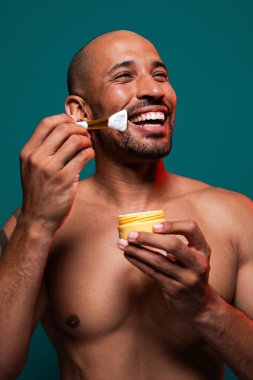 Orta yaşlı Latin yakışıklı bir adamın güzel portresi. 