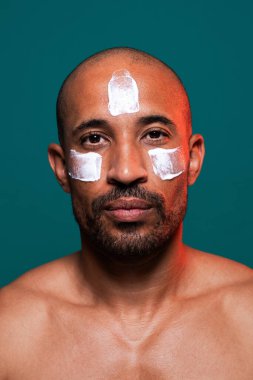 Orta yaşlı Latin yakışıklı bir adamın güzel portresi. 