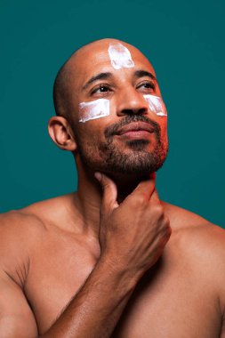 Orta yaşlı Latin yakışıklı bir adamın güzel portresi. 