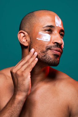 Orta yaşlı Latin yakışıklı bir adamın güzel portresi. 