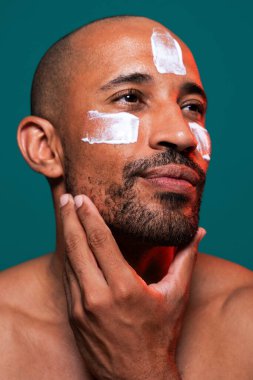 Orta yaşlı Latin yakışıklı bir adamın güzel portresi. 