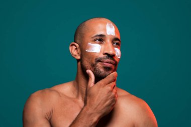 Orta yaşlı Latin yakışıklı bir adamın güzel portresi. 