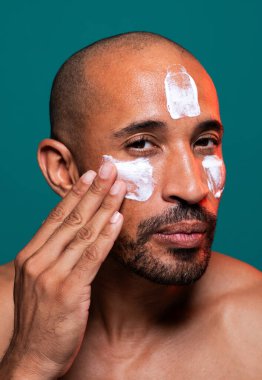 Orta yaşlı Latin yakışıklı bir adamın güzel portresi. 