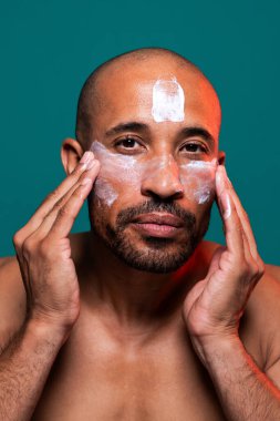 Orta yaşlı Latin yakışıklı bir adamın güzel portresi. 