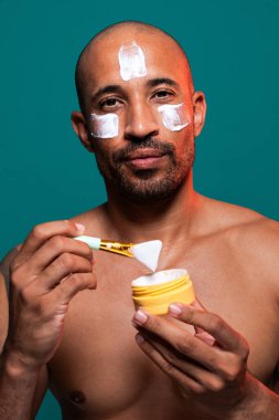 Orta yaşlı Latin yakışıklı bir adamın güzel portresi. 