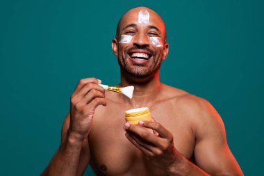 Orta yaşlı Latin yakışıklı bir adamın güzel portresi. 