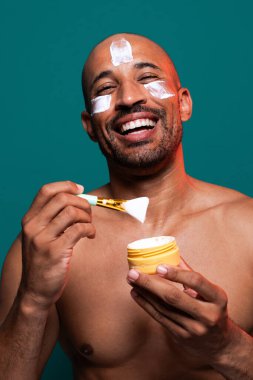 Orta yaşlı Latin yakışıklı bir adamın güzel portresi. 