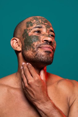 Orta yaşlı Latin yakışıklı bir adamın güzel portresi. 