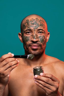 Orta yaşlı Latin yakışıklı bir adamın güzel portresi. 