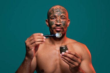 Orta yaşlı Latin yakışıklı bir adamın güzel portresi. 