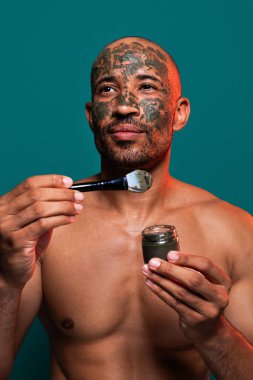 Orta yaşlı Latin yakışıklı bir adamın güzel portresi. 