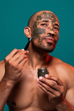 Orta yaşlı Latin yakışıklı bir adamın güzel portresi. 