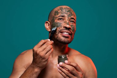 Orta yaşlı Latin yakışıklı bir adamın güzel portresi. 