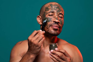 Orta yaşlı Latin yakışıklı bir adamın güzel portresi. 