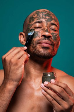 Orta yaşlı Latin yakışıklı bir adamın güzel portresi. 