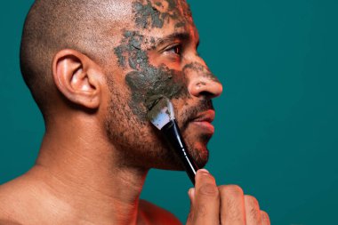 Orta yaşlı Latin yakışıklı bir adamın güzel portresi. 