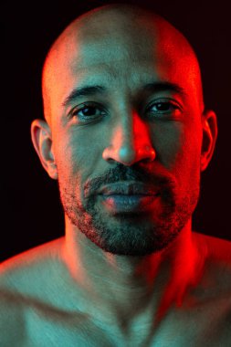 Orta yaşlı Latin yakışıklı bir adamın güzel portresi. 