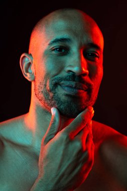 Orta yaşlı Latin yakışıklı bir adamın güzel portresi. 