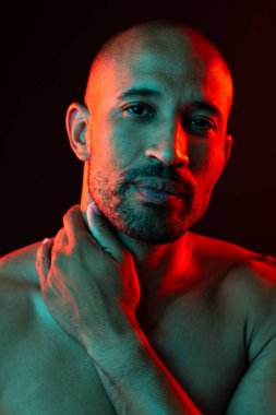 Orta yaşlı Latin yakışıklı bir adamın güzel portresi. 