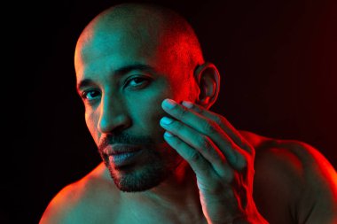 Orta yaşlı Latin yakışıklı bir adamın güzel portresi. 