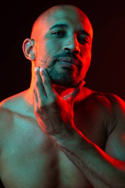 Orta yaşlı Latin yakışıklı bir adamın güzel portresi. 