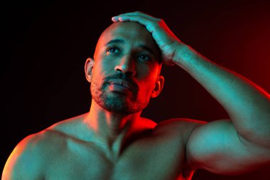 Orta yaşlı Latin yakışıklı bir adamın güzel portresi. 