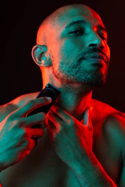 Orta yaşlı Latin yakışıklı bir adamın güzel portresi. 