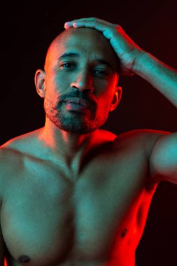 Orta yaşlı Latin yakışıklı bir adamın güzel portresi. 