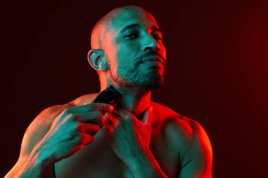 Orta yaşlı Latin yakışıklı bir adamın güzel portresi. 